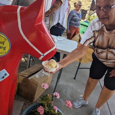 ice cream feeding dala